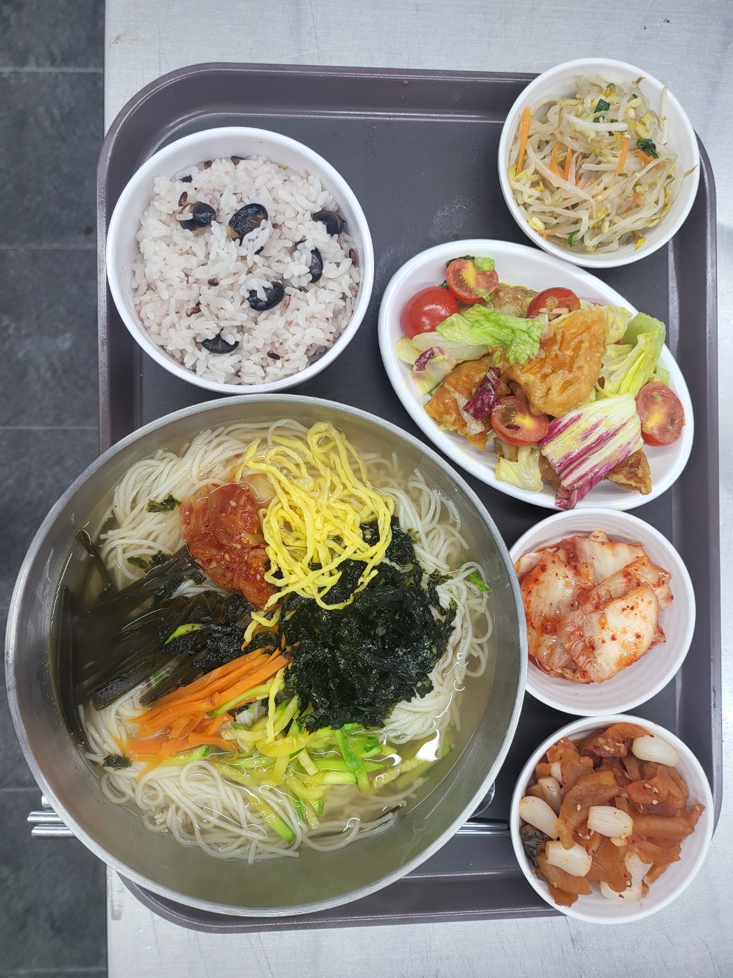 진지한상  베스트메뉴 잔치국수!